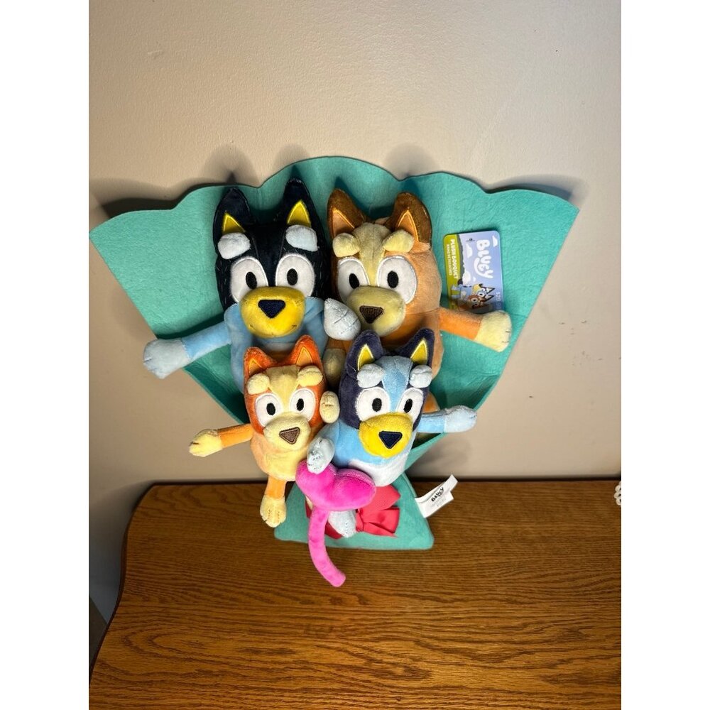 Bluey Family 16" Plush Bouquet Valentines Day 4 Removable Figures new with tags